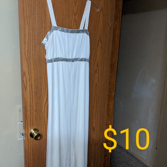 Dresses - Picture 5 of 7